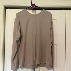 Vuori long sleeve feather tee. Large. Good condition. Taupe